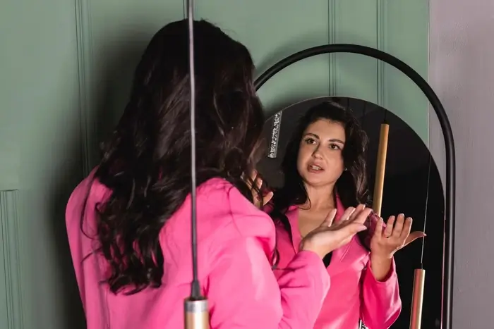 O que significa quando uma pessoa fala sozinha, segundo a psicologia