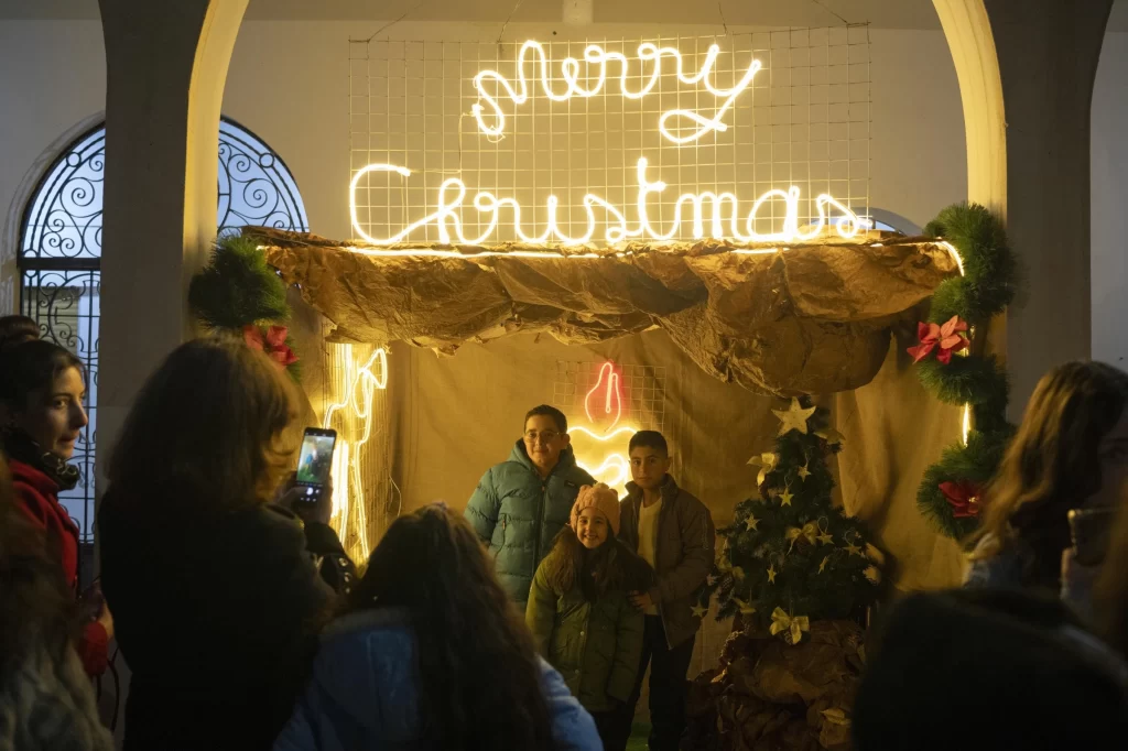 Um atentado a bomba em uma igreja leva cristãos da Síria a considerarem deixar o país, enquanto combatentes estrangeiros permanecem.