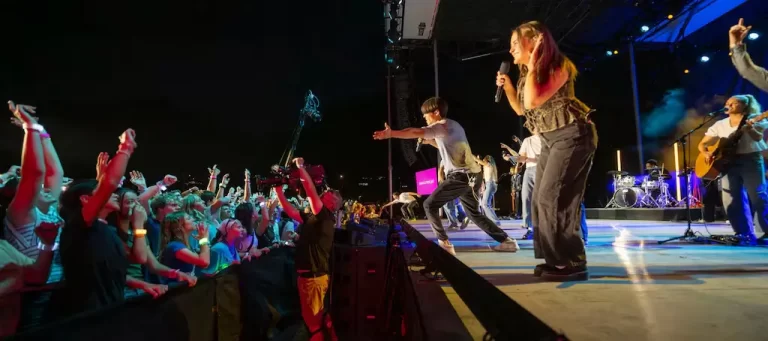 As redes sociais estão se tornando o novo púlpito para a música cristã.