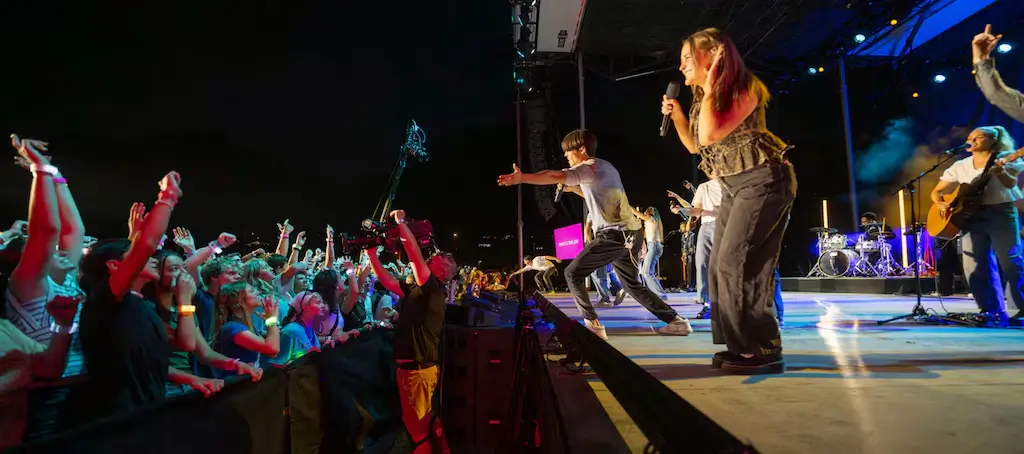 As redes sociais estão se tornando o novo púlpito para a música cristã.