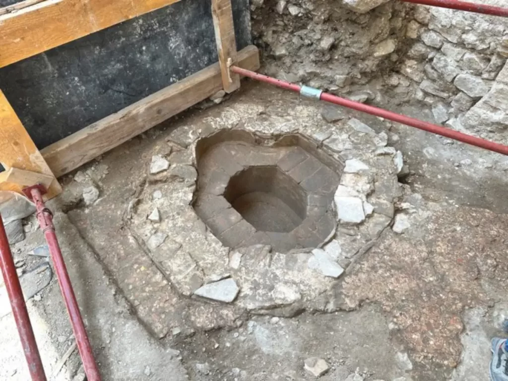 Um antigo batistério cristão foi descoberto em Vence, na Provença, ao lado da catedral do século V.