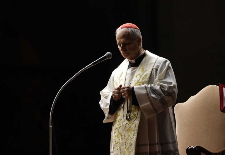 Papa pede a todos que rezem o terço pela paz durante todo o mês de outubro.