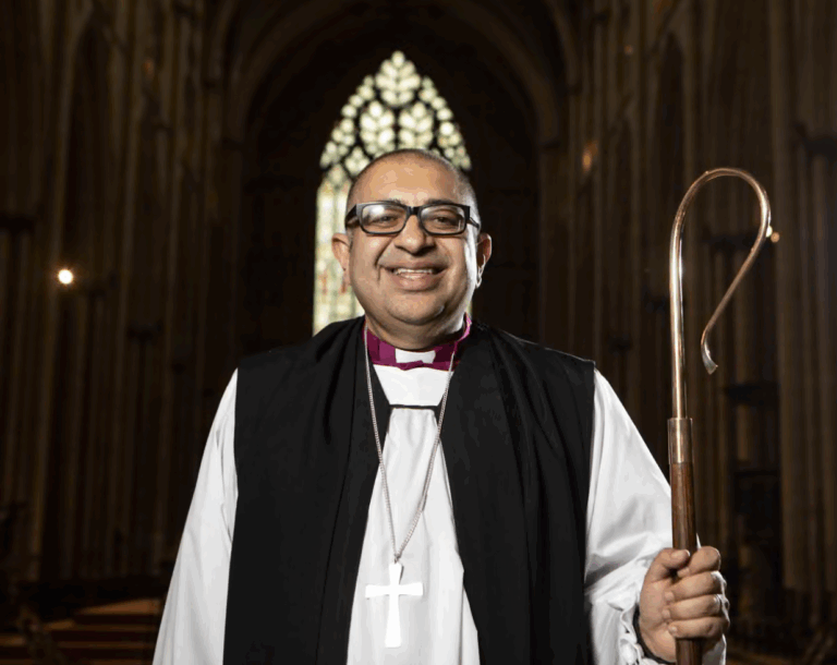 Bispo pede aos cristãos que retomem a bandeira da Inglaterra diante da “maré tóxica do racismo”
