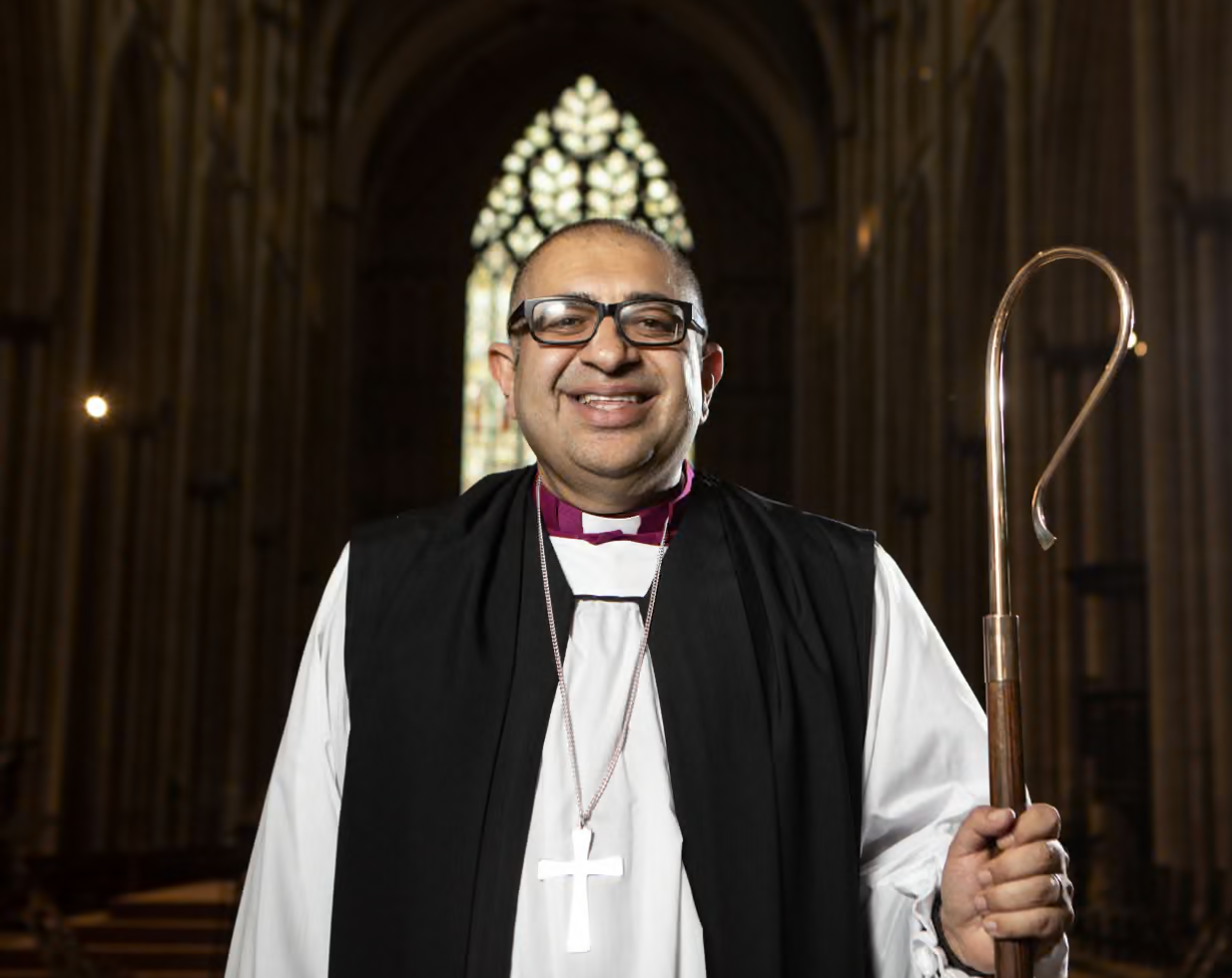 Bispo pede aos cristãos que retomem a bandeira da Inglaterra diante da “maré tóxica do racismo”