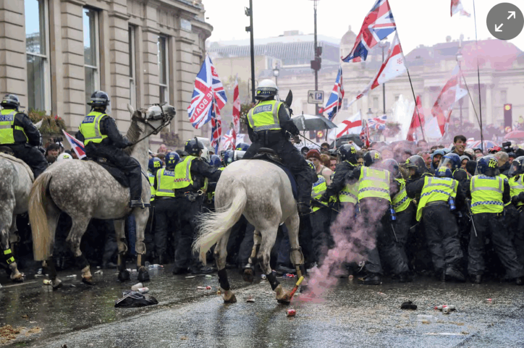 Bispo pede aos cristãos que retomem a bandeira da Inglaterra diante da “maré tóxica do racismo”