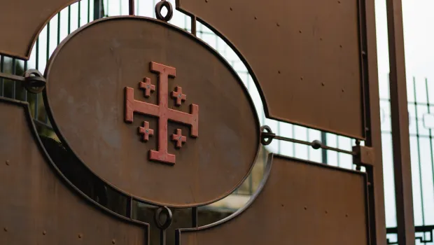 Ordem católica esclarece o significado da Cruz de Jerusalém