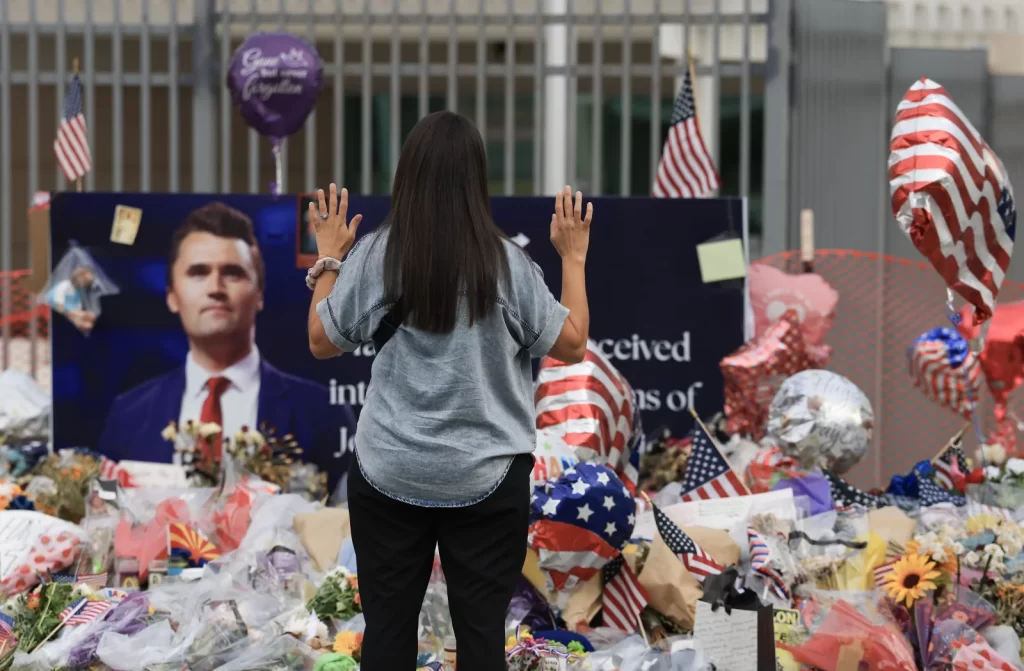 A fé cristã evangélica demonstrada no memorial de Kirk influenciou sua visão política.