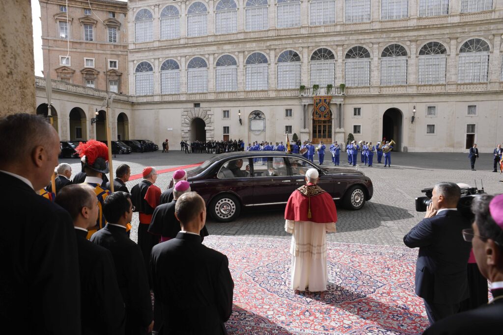 Papa e rei britânico realizam oração histórica na Capela Sistina
