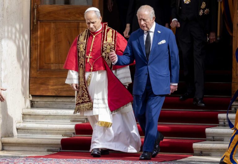Papa e rei britânico realizam oração histórica na Capela Sistina