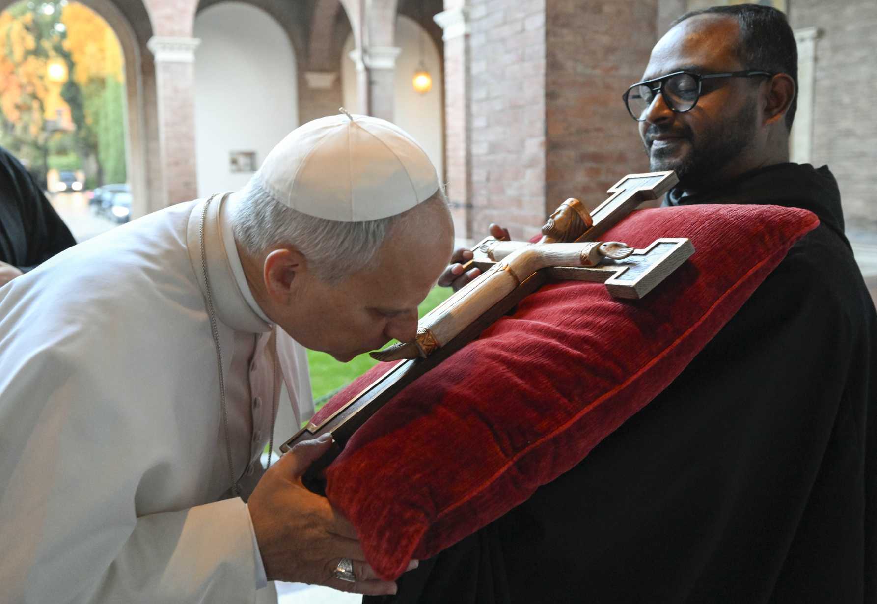 Igrejas devem ser lugares alegres, onde se compartilha o dom da fé, diz o papa.