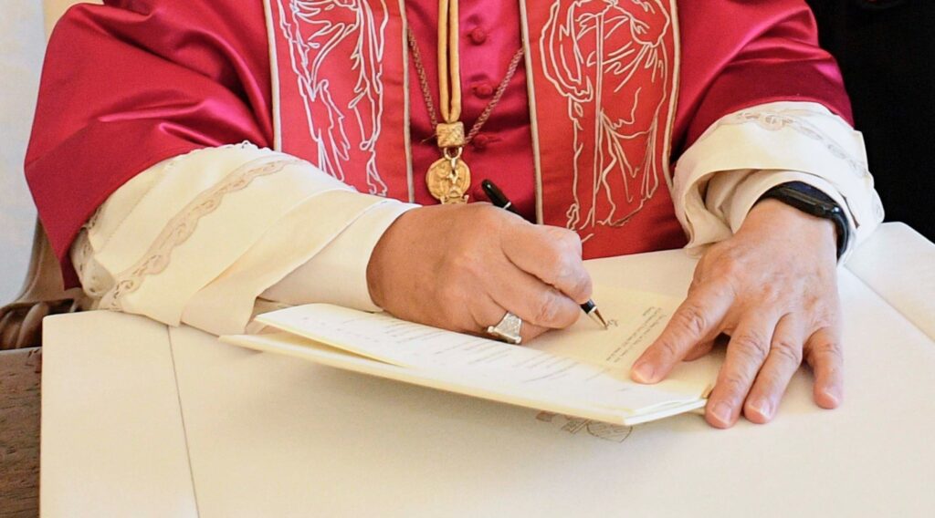 O papa publica uma carta apostólica sobre o Credo, em comemoração ao aniversário do Concílio de Niceia.