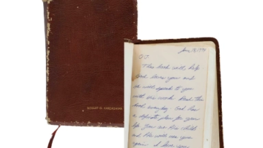 Kim Kardashian paga US$ 80 mil para comprar a Bíblia que o pai dela deu a O. J. Simpson