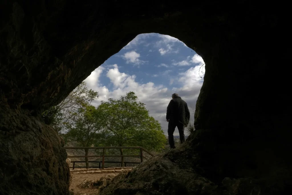 Cristãos no Líbano aguardam a visita do Papa Leão em busca de uma mensagem de esperança e paz.