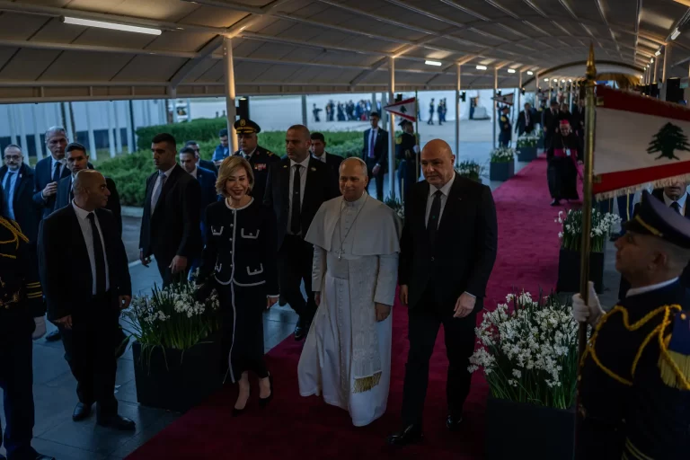 Cristãos no Líbano aguardam a visita do Papa Leão em busca de uma mensagem de esperança e paz.